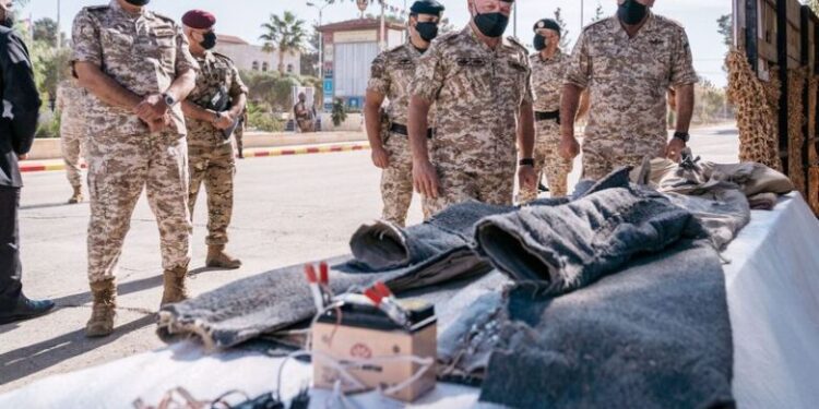 توقيف أحد “أخطر” مهرب مخدرات بعملية على الحدود السورية