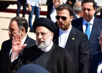 الرئيس الإيراني يوقف موكبه في شوارع دمشق ليلقي التحية على المواطنين…