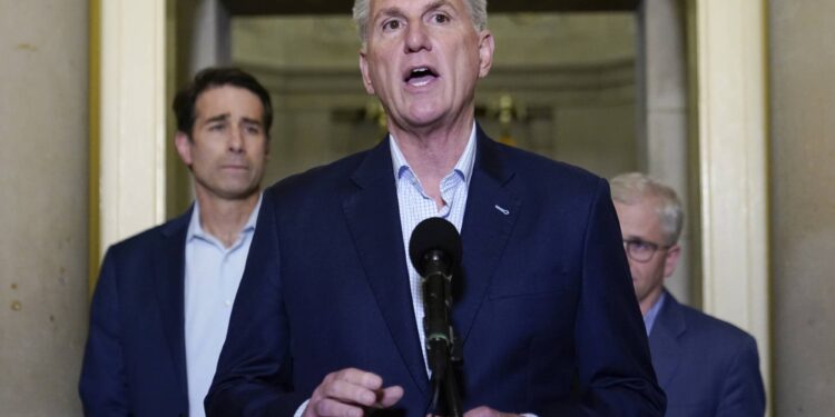 رئيس مجلس النواب كيفين مكارثي خلال مؤتمر صحافي بعد الاتفاق (ا.ب)