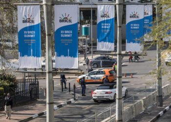 هل تتفق دول «بريكس» على آلية واضحة لـ«إزاحة الدولار»؟