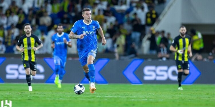 بنزيما يضيع ركلة جزاء.. الاتحاد يسقط أمام الهلال في الكلاسيكو السعودي (فيديو)