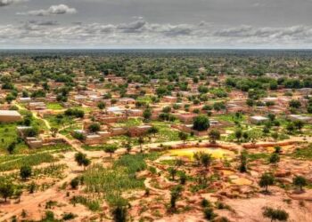 عطوان : النيجر انتصرت.. وماكرون انهزم واضْطُرّ ذليلًا لسحبِ قوّاته وسفيره من النيجر.. ما هي الأسباب الخمسة التي أدّت إلى هذا الانتِصار؟ وهل يُولَد النظام العالمي الجديد في القارّة الإفريقيّة.. وكيف؟
