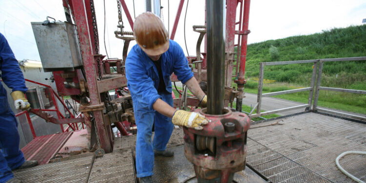 أسعار النفط تواصل ارتفاعها بدعم من توقعات الطلب