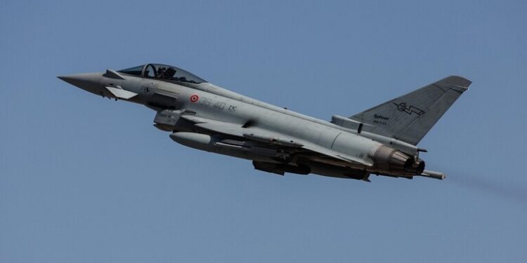 الدفاع الروسية: مقاتلة سو-27 تمنع طائرات حربية بريطانية من انتهاك أجواء البلاد فوق البحر الأسود