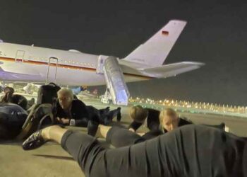 المستشار الألماني والوفد المرافق له ينبطحون أرضاً في مطار بن غوريون خشية صواريخ القسام