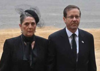 زوجة الرئيس الإسرائيلي تكشف عن فقدان الاتصال بابنها الذي يقاتل في غزة