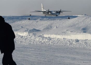 كان على متنها 34 شخصا.. طائرة تهبط على نهر متجمد بدلا من المدرج