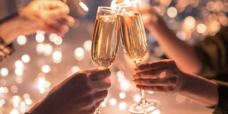 توقعات علم الفلك للأبراج في 2024… من الأكثر حظًا؟