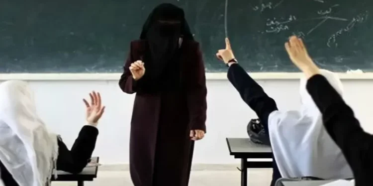 معلمة تواجه أغرب شكوى رسمية من ذوي طالبتها في السعودية