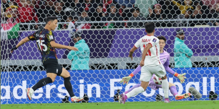 الأردن يدخل التاريخ ويتأهل لنهائي كأس آسيا.. كتيبة عموتة تصنع المجد (فيديو)