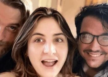 تعيش مع زوجها وعشيقها في منزل واحد.. وهذا عدد عشاقها!