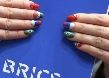 هل تخلت “بريكس” عن إصدار عملة موحدة؟