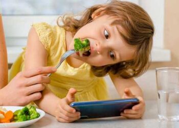 ما علاقة الوزن الزائد لدى الأطفال بالهاتف والإنترنت؟