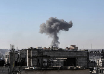 إسرائيل تقصف وسط قطاع غـ.,زة وتدفع بدبابات إلى شمال رفح