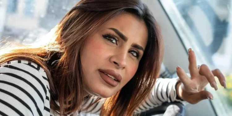 سائقة الكيا.. شابة تحارب من أجل لقمة العيش في هذا البلد العربي