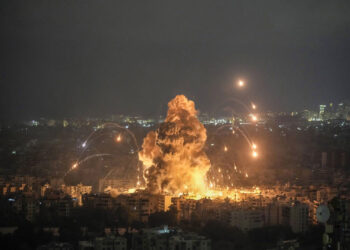 ضربة إسرائيلية على بيروت تستهدف قيادياً بارزاً بـ«لبنان»