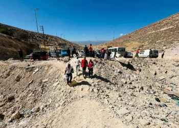 قطع المعبر الحدودي الرئيسي بين سوريا ولبنان يفاقم مشقّات السوريين