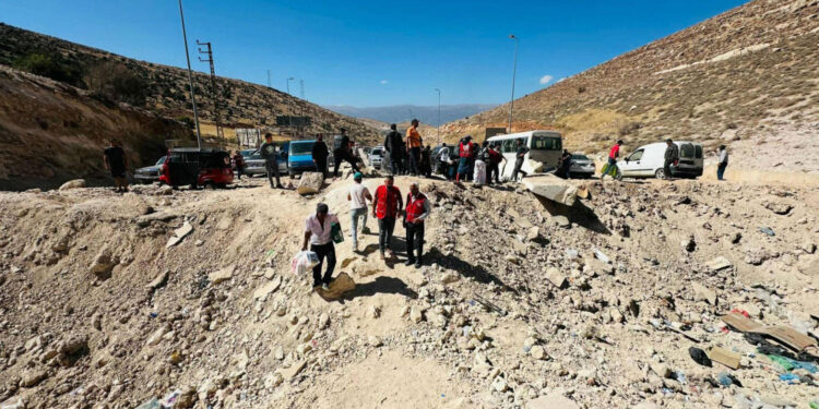 قطع المعبر الحدودي الرئيسي بين سوريا ولبنان يفاقم مشقّات السوريين