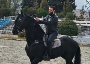 بجينز وسترة جلد.. الرئيس السوري على حصان أسود!