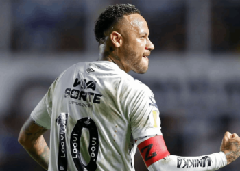 مُشجعة تطلب من نيمار أن يتزوجها .. ورده يُثير الجدل!