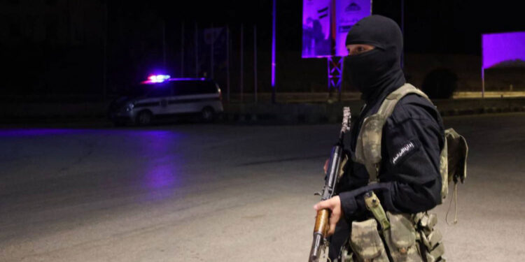 دير الزور.. الأمن العام يقبض على ضابط مخابرات سابق