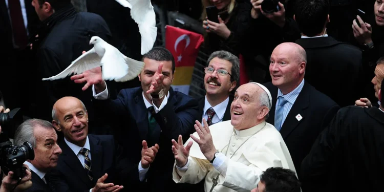 البابا فرنسيس… الإصلاحي المدافع عن المهاجرين والداعي للسلام