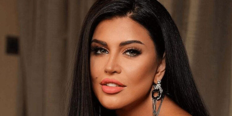 إطلالتها قدّرت بأكثر من 4000 دولار.. ممثلة سورية تتألق بفستان أبيض قصير (صور)