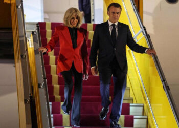 أول تعليق من ماكرون على صفعة زوجته (فيديو)