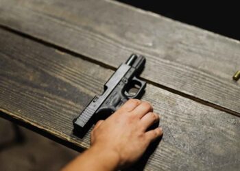 أمام عائلته.. شاب سوري ينهي حياته بطريقة مروّعة