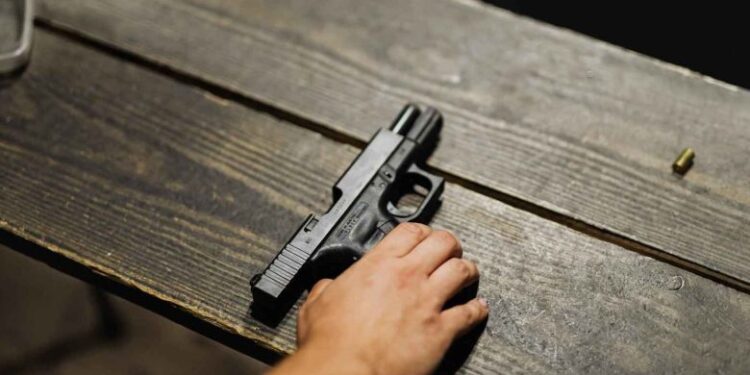 أمام عائلته.. شاب سوري ينهي حياته بطريقة مروّعة