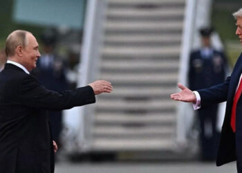 قارئ شفاه يكشف ما قاله ترامب لبوتين على السجادة الحمراء