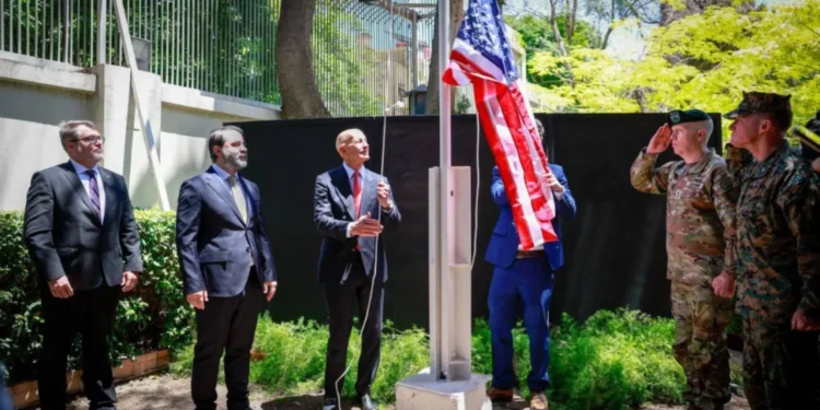 هل تتسبب يمينية متطرفة قريبة من ترمب في إقالة برَّاك من ملف سوريا؟