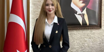 “باربي تركيا” تثير ضجة على السوشيال ميديا بعد تعيينها قائمقاما في سامسون (صور)