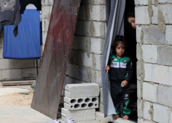 لاجئ سوري يعيد 112 ألف دولار وذهباً عثر عليها في القمامة