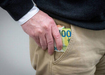 ليبيا.. دعوة لتجريم الاكتناز النقدي