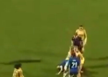 خنقت زميلتها وطرحتها أرضا.. لاعبة تواجه الإيقاف الطويل بسبب سلوكها شاهدوا الفيديو