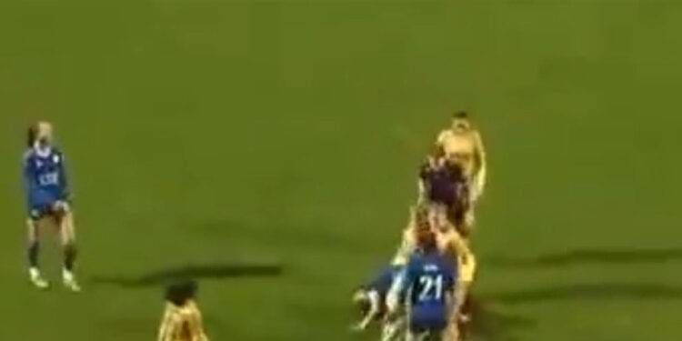 خنقت زميلتها وطرحتها أرضا.. لاعبة تواجه الإيقاف الطويل بسبب سلوكها شاهدوا الفيديو