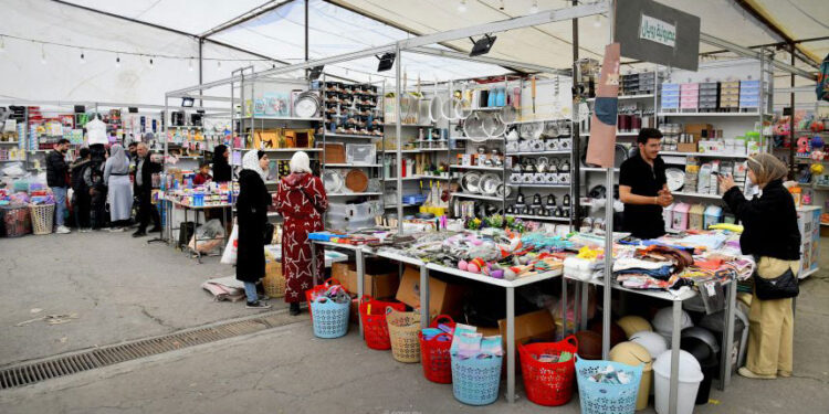 اقبال على التسوق بمهرجان “الخير لأهل الخير”  المقام بالقرب كراج العباسيين  في دمشق