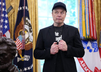 إيلون ماسك يحصل على زيادة تاريخية في راتبه.. تعادل جميع معلمي المدارس الابتدائية بامريكا