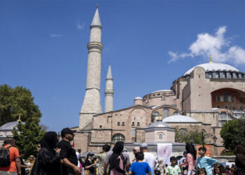 وفاة عائلة بأكملها بعد تسمّم أفرادها في فندق في اسطنبول