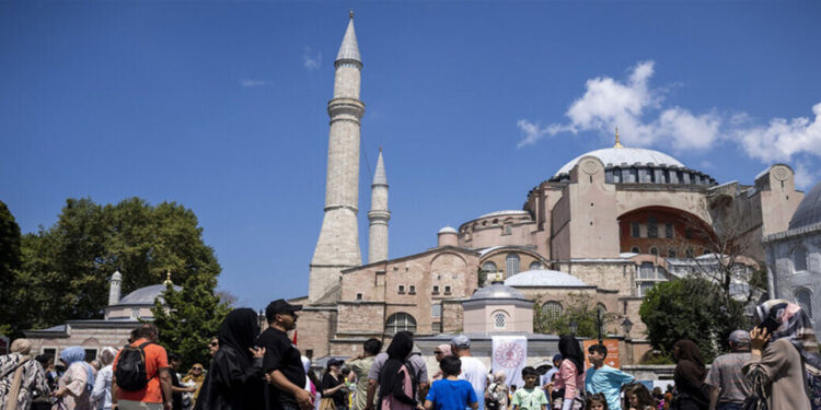 وفاة عائلة بأكملها بعد تسمّم أفرادها في فندق في اسطنبول