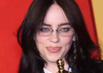 “جبان وحقير مثير للشفقة”.. المغنية الأمريكية بيلي إيليش تشن هجوما شرسا على أول “تريليونير” في العالم