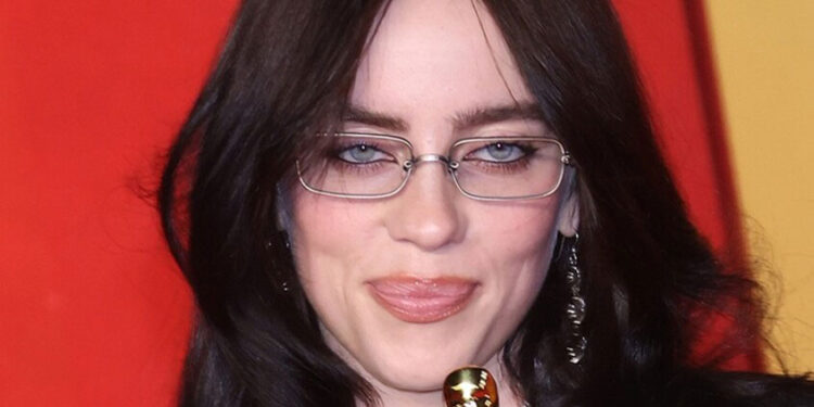 “جبان وحقير مثير للشفقة”.. المغنية الأمريكية بيلي إيليش تشن هجوما شرسا على أول “تريليونير” في العالم