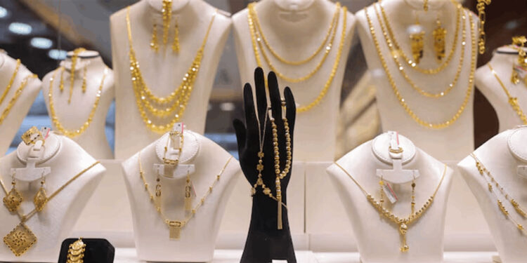 بالفيديو… استغلوا الطقس الماطر وسرقوا محلاً لبيع الذهب