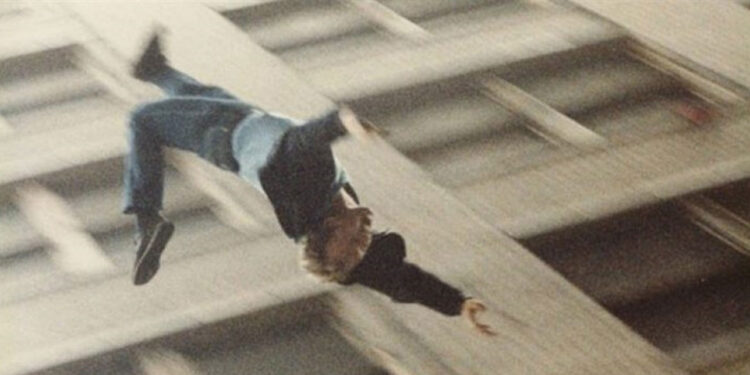 حادث مأساوي.. وفاة شاب أثناء تأدية عمله