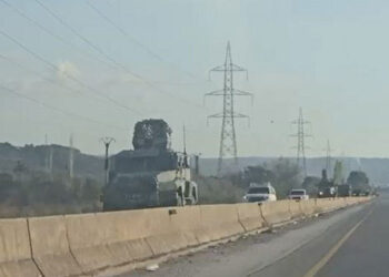 وسط حراسة مشددة.. رتل عسكري روسي ضخم يصل حميميم