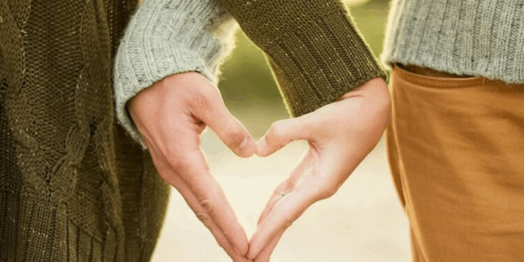 بعد أيام من الطلاق.. فنان عربي يعود لزوجته البلوغر