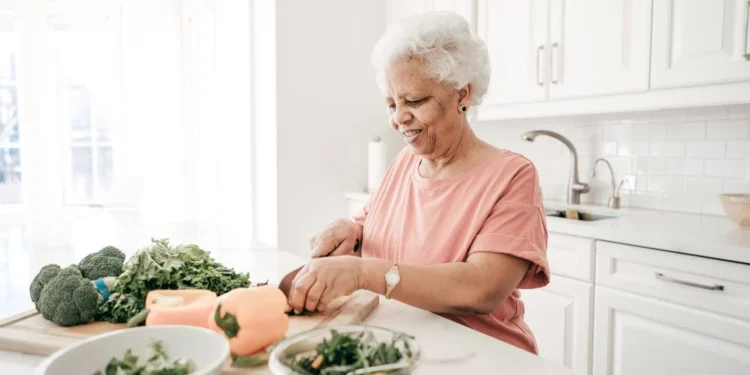 7 أطعمة تحافظ على الشباب بعد سن الستين