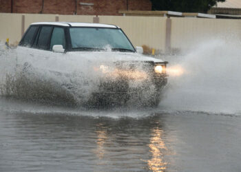 الطقس السيئ .. يدفع الحكومة الكويتية الى تعطيل الدراسة في جميع مدارس الكويت