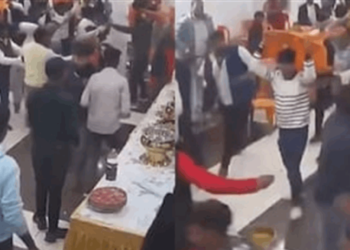 بسبب الحلوى.. زفاف تحوّل إلى حلبة مصارعة بين أهل العريس والعروس (فيديو)